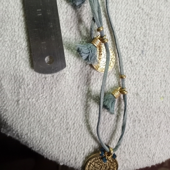 Grey leather cord decorative goldtone pendants and beads necklace - Picture 5 of 6